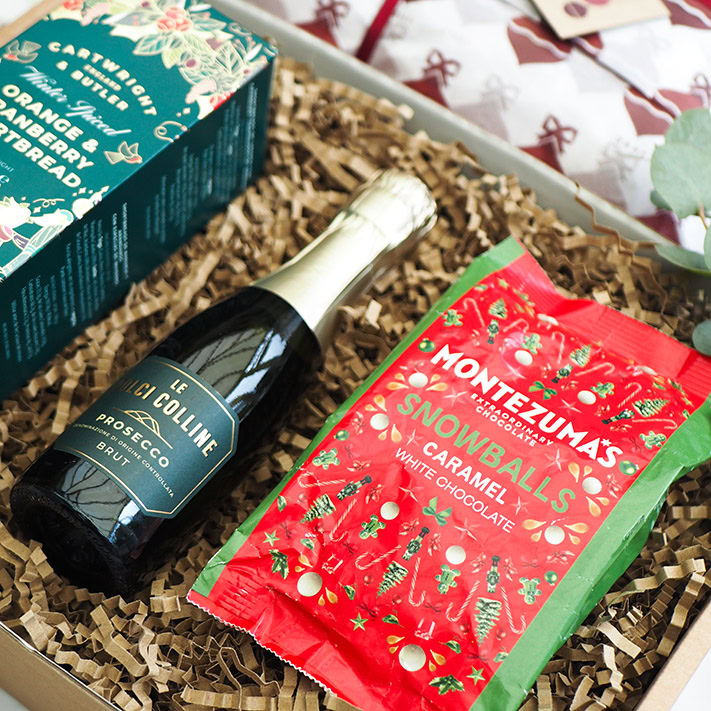 CREATE A CHRISTMAS GIFT BOX