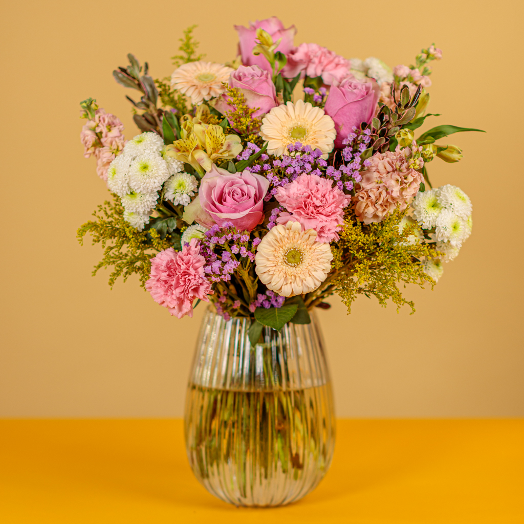 What Flowers Are Traditionally Given on Mother's Day? | Serenata