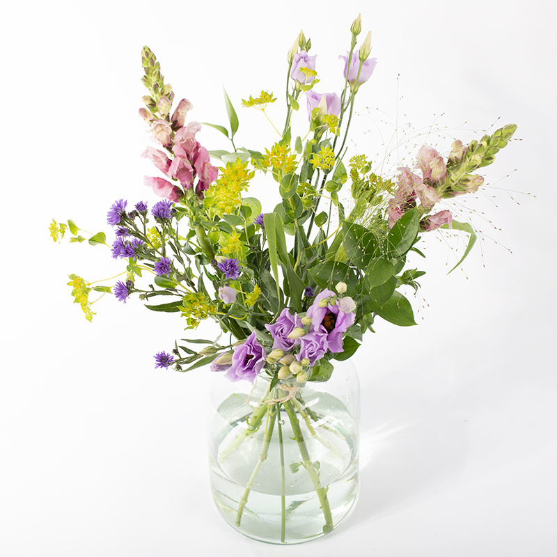 Violetter Wildblumenstrauß