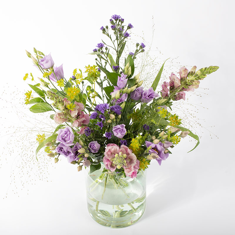 Violetter Wildblumenstrauß