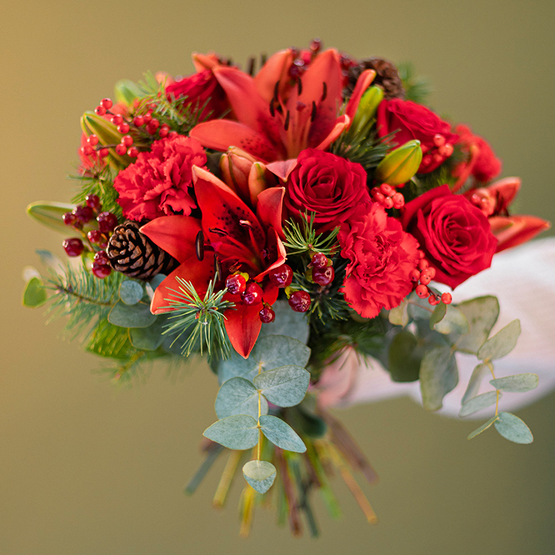 Luxurious Christmas Bouquet in Red | Euroflorist