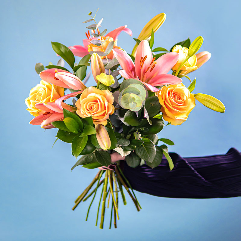 リレオストア　lille og stor blomst Ｌ　キャメル Pink and White Spray Roses and Alstroe Arrangement - The