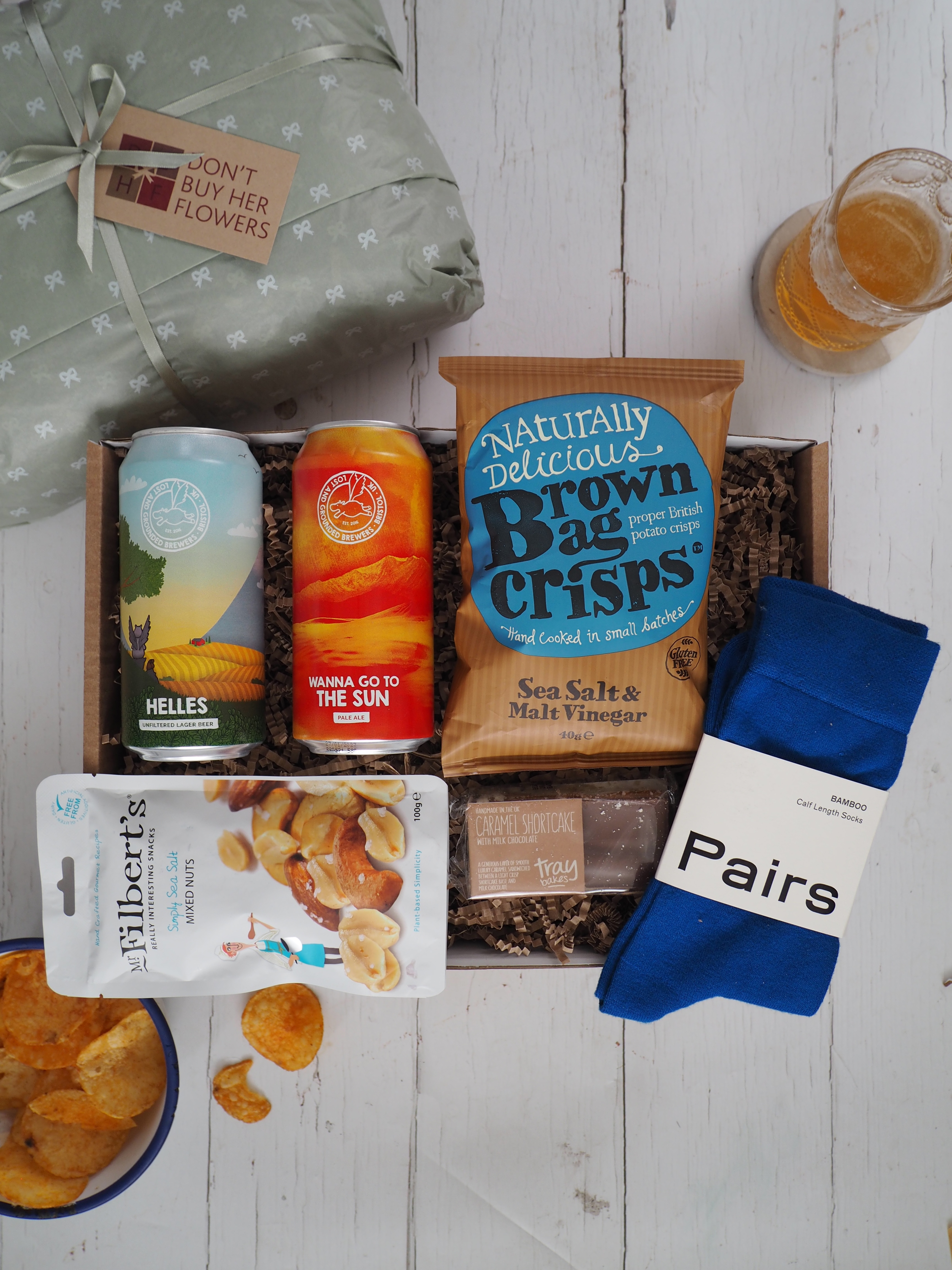 THE SNACKS, BEERS & SOCKS GIFT BOX